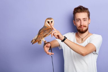 çekici adam onun yeni sıradışı evcil hayvan ile oynarken
