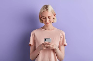 cep telefonu tutan genç güzel kadın, tarama, Net sörf