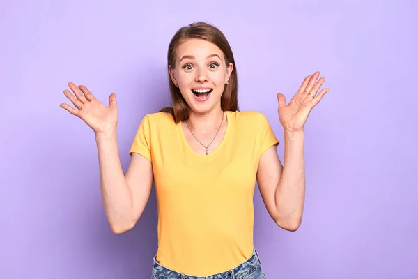 Sorprendida adolescente no puede creer en su suerte, levanta las palmas emocionalmente — Foto de Stock