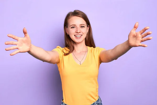 Gelukkig mooie tiener meisje toont Welkom gebaar, wil knuffel beste vriend — Stockfoto