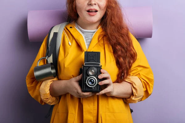 Nahaufnahme ausgeschnittene Foto weibliche Abenteuer hält einen Kameramann in den Händen — Stockfoto