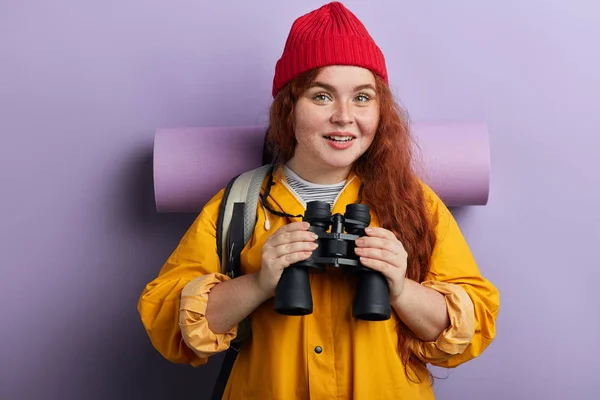 Fröhlich attraktive junge Frau mit Fernglas — Stockfoto