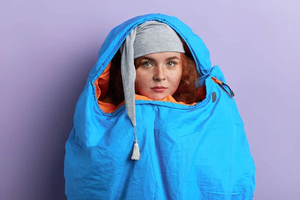 Engraçado gengibre caminhante escondido no azul saco de dormir — Fotografia de Stock