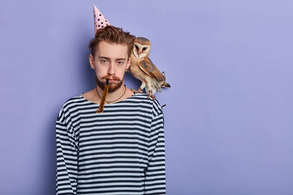 Unhappy young man with an owl in his shoulder is disappointed — Stock Photo, Image