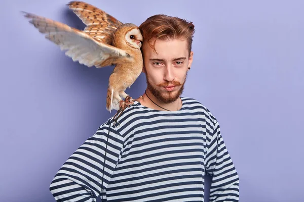 Marinheiro atraente com seu animal de estimação favorito posando para a câmera — Fotografia de Stock