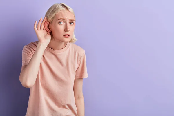 Γυναίκα που αγγίζει το αυτί της, κορίτσι έχει προβλήματα με τα αυτιά — Φωτογραφία Αρχείου