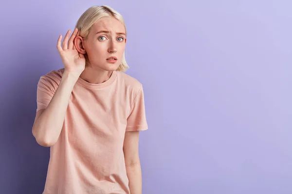 Femme toucher son oreille, fille a des problèmes avec les oreilles — Photo