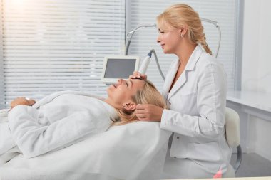 genç doktor temizlik süreci üzerinde yoğunlaştı