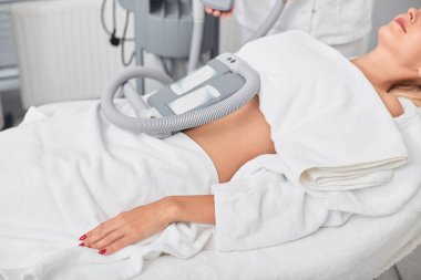 klinikte tedavi gören rahat sakin kadın