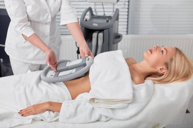 güzellik uzmanı kadın yalan, güzellik kliniğinde Cryolipolysis prosedürü olan