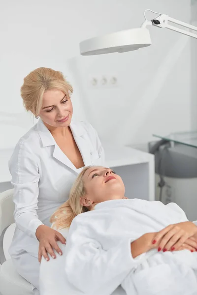 Doctor preparing a patient for plastic surgery — Stock Photo, Image