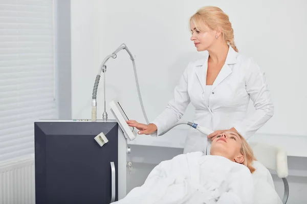 Aantrekkelijke verpleegkundige voorbereiding tool fo reiniging van de patiënten gezicht — Stockfoto