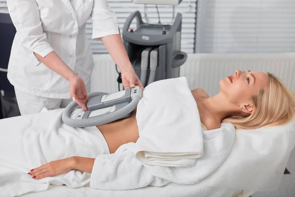 Beautifil mujer mintiendo, teniendo procedimiento de criolipólisis en clínica de belleza —  Fotos de Stock