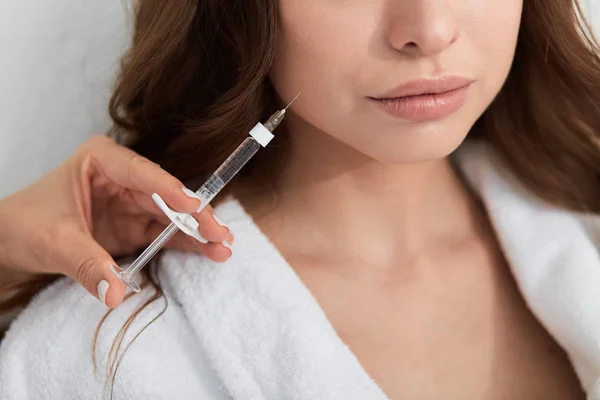 De cerca foto recortada de una mujer que recibe la inyección en los labios . — Foto de Stock