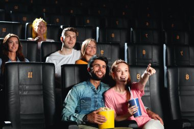 film izlerken en sevdiği aktör gösteren neşeli zencefil kız