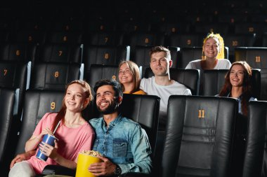 karışık ırk öğrencileri filmden olumlu duygu alıyorum