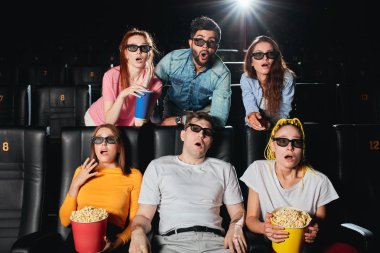 arkadaşlar film izlerken korku hissediyorum