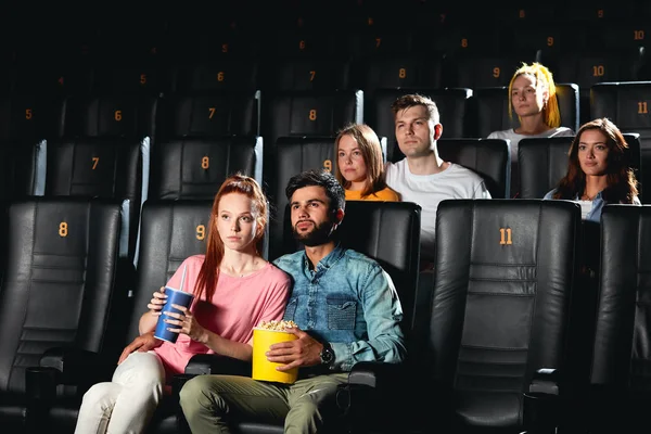 정기적으로 영화관에서 영화를 보러 가는 젊은이들 — 스톡 사진