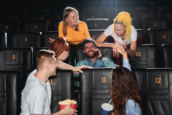 Cheerful positive beaarded guy doesnt notice angry audience — Stock Photo, Image