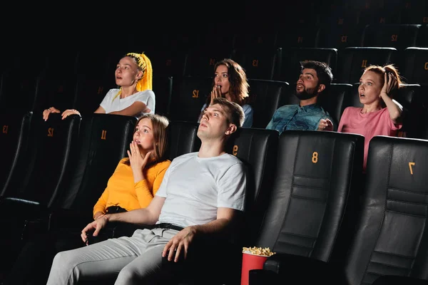 Audience doesnt feel comfortable at the cinema — Stock Photo, Image