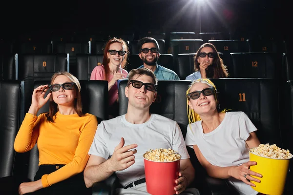 Gelukkig zes vrienden met geweldige tijd in de bioscoop. entertainment-en vrijetijds concept — Stockfoto