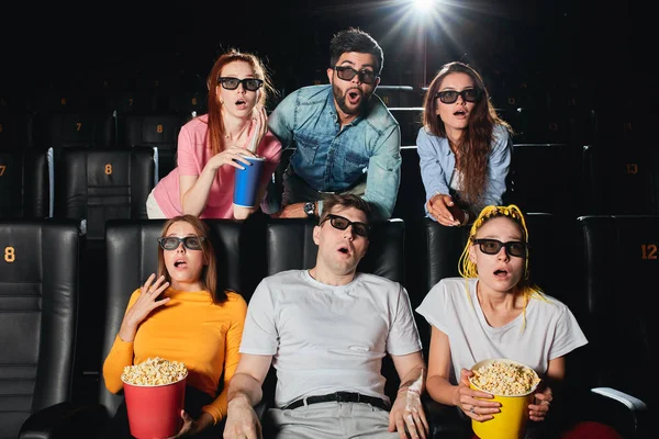 Vrienden voelen angst tijdens het kijken naar film — Stockfoto
