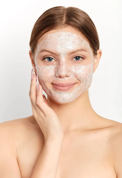 Relajado agradable sonrisa chica disfrutando de tratamiento de belleza en casa —  Fotos de Stock