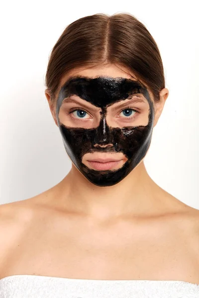 Gadis yang menarik telah menerapkan masker hitam di wajahnya — Stok Foto