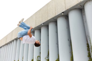 genç adam ekstrem sporlar için gider. adam korkusunu üstesinden,