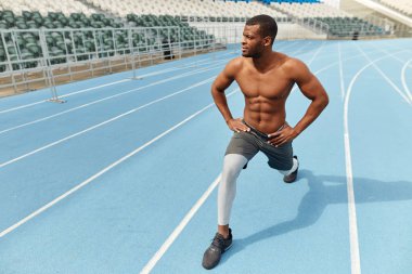 hırslı sporcu koşmadan önce bacaklar germe.