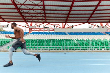 hızlı motive athllete koşu pistinde sprint