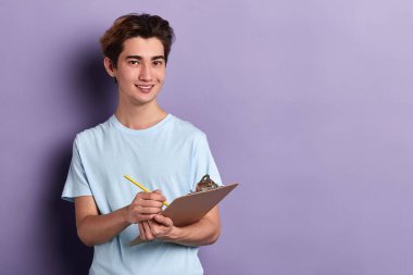 sevimli neşeli adam bir rapor yazma