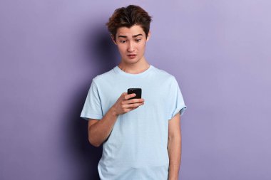 cep telefonu tutan şaşkın scred adam