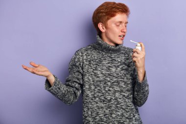 genç adam öksürük soğuk vardır. yan görünüm fotoğrafını kapatma