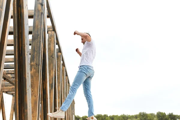 Breave man gå på egde av byggnaden — Stockfoto