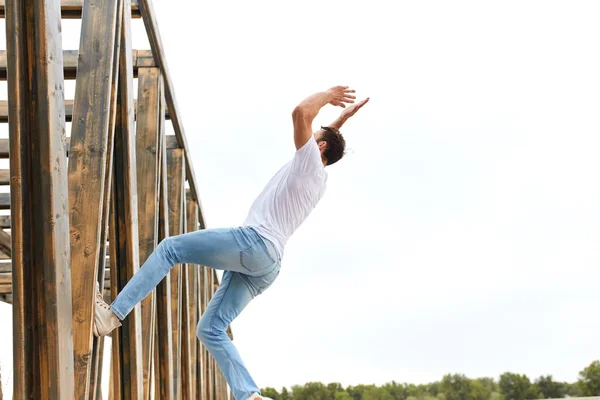 Hombre va a realizar acrobacias únicas y peligrosas — Foto de Stock