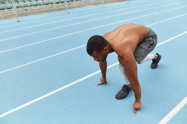 Sportlich ambitionierter Typ macht Übungen für die Beine — Stockfoto