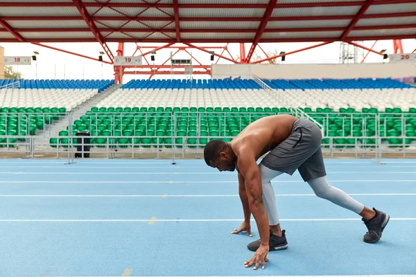 Young ambitious sportsman standing on the high start position — Stock Photo, Image