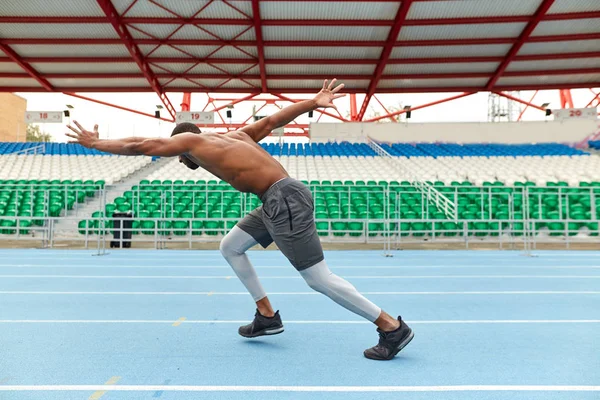 Joven deportista ambicioso disfrutando de entrenamiento al aire libre —  Fotos de Stock