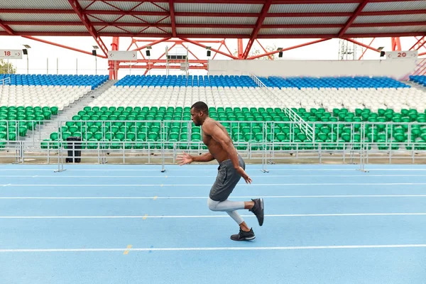 Hombre fuerte preparándose para una competencia —  Fotos de Stock