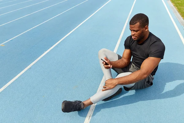 African attractive sportsman using smart phone — Stock Photo, Image