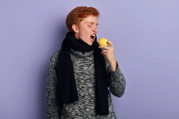 Funny man with wide open mouth going to taste lemon — Stock Photo, Image