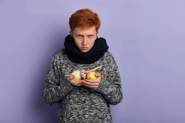 Больной несчастный человек держит чеснок, лук и лимон — стоковое фото
