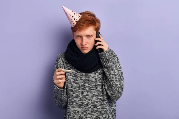 Young sick pale man holding thermometer, making a phone call — Stock Photo, Image