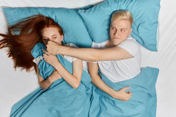 Gefrustreerde man sluiten wifes neus omdat zijn vrouw snurken zeer luid — Stockfoto