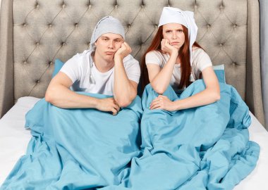 mutsuz zencefil kadın nad yakışıklı mana çenelerine dokunmadan