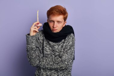 hasta soluk zencefil adam donma, sarımsak tutan ve kameraya bakarak