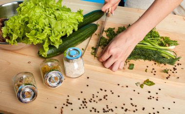 Farklı taze yeşil sebze kesme kadın elleri yüksek açı görünümü