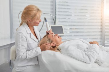 bir güzellik salonunda proccess soyma. Donanım kozmetolojisi tedavisi.