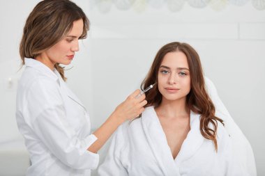 yetenekli kozmetolojist botoks enjeksiyonu yapacak